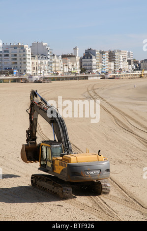 Volvo Crawler Bagger Maschine am Strand von Les Sables d' Olonne in der Vendee-Region von Frankreich Stockfoto