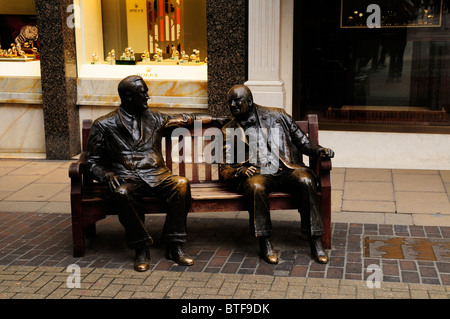 Bank mit Bronzestatuen von Verbündeten Franklin D Roosevelt und Sir Winston Churchill, Bond Street, Mayfair, London, England, UK Stockfoto