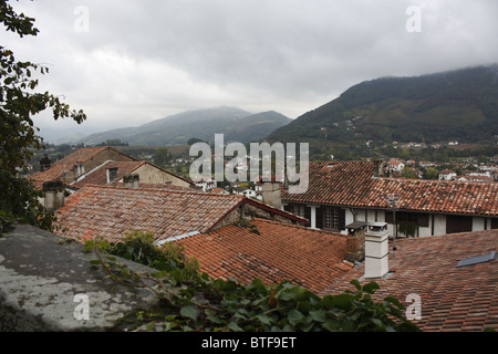 Blick auf die französische Stadt Saint Jean Pied de Port, Baskenland, Atlantikküste, Frankreich Stockfoto