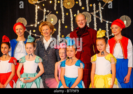 Königin Margrethe von Dänemark präsentiert die jährlichen Weihnachts-Ballett zeigen 2010. Sie entwarf die Kostüme und Bühnenbilder. Stockfoto