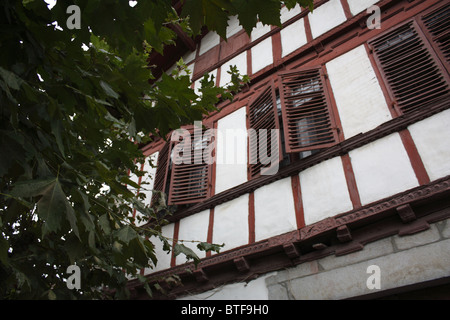 Geschlossene Fenster, Ainhoa, Baskenland, Frankreich Stockfoto