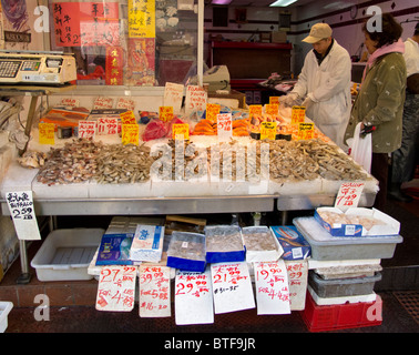 Meeresfrüchte-Shop in traditionellen Lebensmittelmarkt in Chinatown Manhattan New York City USA Stockfoto