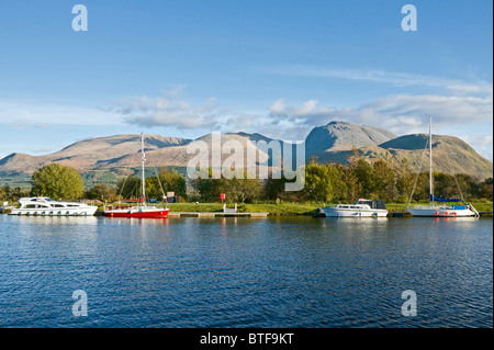 Yachten & Motorboote vor Anker auf dem kaledonischen Kanal in Banavie in der Nähe von Fort William & Ben Nevis, Carn Mor Deag und Aonach Mor Stockfoto