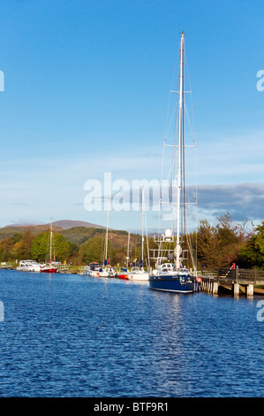 Yachten & Motorboote vor Anker auf dem kaledonischen Kanal in Banavie in der Nähe von Fort William Stockfoto