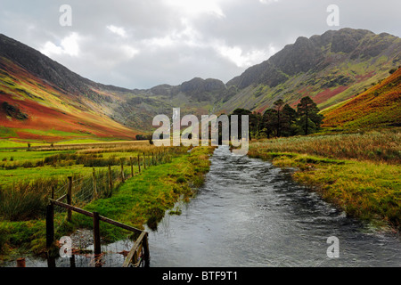 Fleetwith Hecht und Heuhaufen in der Nähe von Buttermere im Lake District National Park, Cumbria, England. Stockfoto