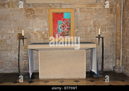 Der Altar in der Kapelle des St. Mary Magdalene mit Graham Sutherland Malerei, "Noli Me Tangere" hinter. Stockfoto