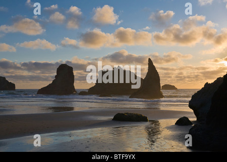 Seastacks Silhouette gegen Sonnenuntergang Himmel an Coquilla Punkt in der Oregon Islands National Wildlife Refuge in Bandon, Oregon Stockfoto