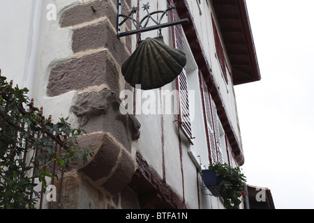 Muschel, Zeichen der Pilger von Saint Jean de Compostelle, Saint Jean Pied de Port, Baskenland, Frankreich Stockfoto