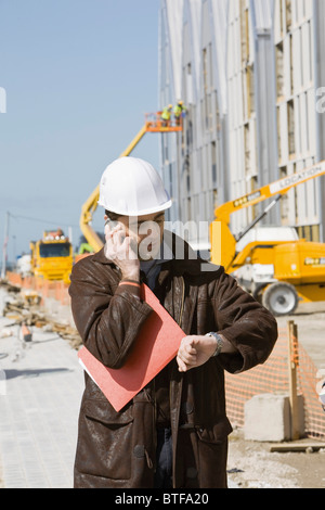 Bauunternehmer mit Handy-Check-Zeit Stockfoto