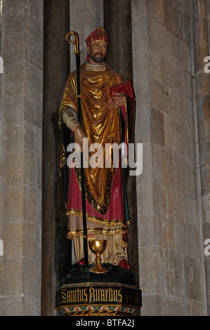 Die Statue des Heiligen Richard von Randoll Schwärzung steht in der Nähe von seinem Schrein. Kathedrale der Heiligen Dreifaltigkeit, Chichester. Stockfoto