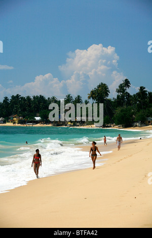 Menschen in Unawatuna Beach in der Nähe von Galle, Sri Lanka. Stockfoto