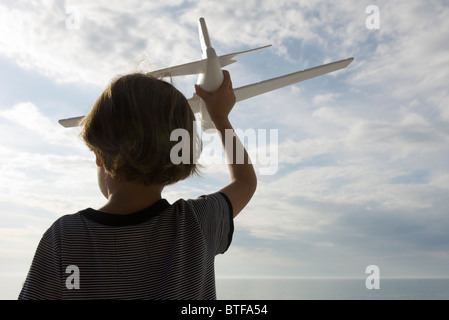 Jungen spielen mit Spielzeugflugzeug, Rückansicht Stockfoto