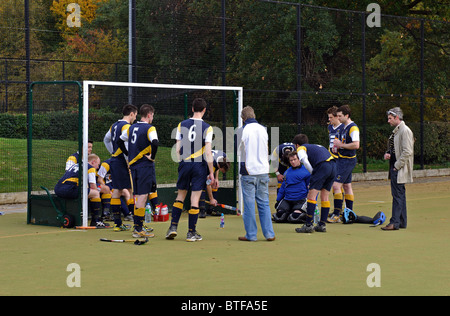 Herren Hockey auf Vereinsebene. Teamsitzung der Hälfte der Zeit. Stockfoto