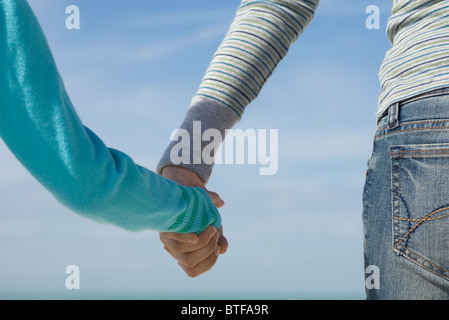 Elternteil des Kindes Hand hält, Rückansicht Stockfoto