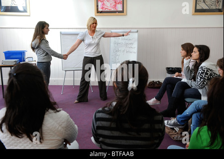 Etikette Lehrer Lisa Shortland nimmt eine Klasse für ausländische Schüler/innen in Nachteil Summer School in Somerset UK Stockfoto