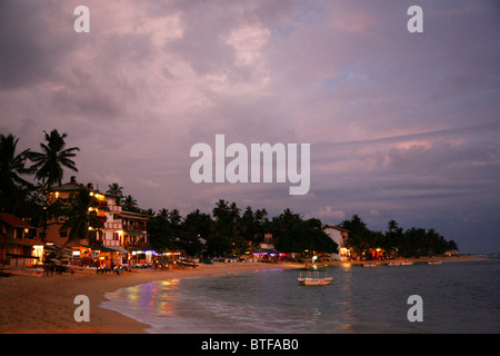 Ansicht von Unawatuna Beach in der Nähe von Galle in der Abenddämmerung, Sri Lanka. Stockfoto