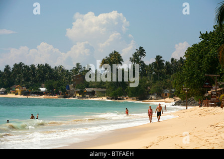 Menschen in Unawatuna Beach in der Nähe von Galle, Sri Lanka. Stockfoto