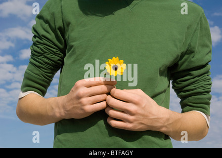 Junger Mann Betrieb Blume Stockfoto