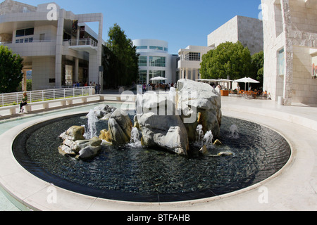 Ein Blick auf den Innenhof mit Pool und Brunnen am Getty Center in Los Angeles, CA Stockfoto