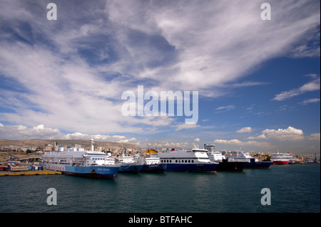 Blick auf Schiffe vor Anker im Hafen von Piräus genommen vom Deck der Fähre zu den griechischen Inseln verlassen. Stockfoto