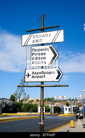 Zweisprachige Richtung Zeichen im Hafen von Piräus, Athen, Griechenland Stockfoto