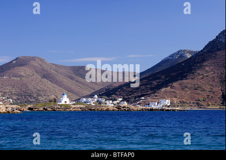 Ansicht von Katapola, Insel Amorgos, Ägäis, Griechenland. Im Vordergrund ist die orthodoxe Kirche Agios Panteleimon. Stockfoto