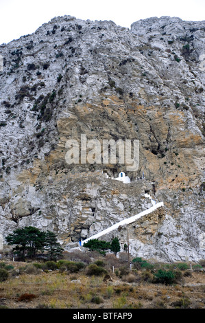 Kleinen griechisch-orthodoxen Kirche in einer Felswand in der Nähe von Ägiali, auf den griechischen Kykladen Insel Amorgos eingebaut. Stockfoto