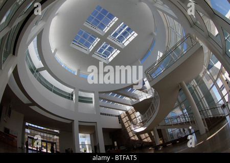 Ein Blick auf die moderne Architektur-Design-Interieur der Mittelhalle des Getty Center in Los Angeles, CA Stockfoto