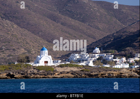 Ansicht von Katapola, Insel Amorgos, Ägäis, Griechenland. Im Vordergrund ist die orthodoxe Kirche Agios Panteleimon. Stockfoto