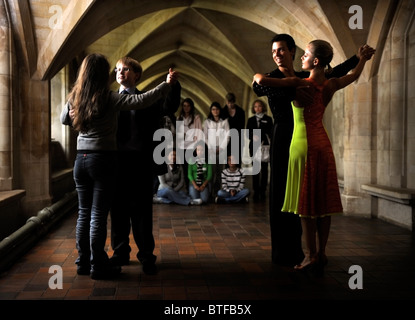 Slowakische Standardtänzer Metej Chren & Miroslava Kosorinova zeigen gute und schlechte Beispiele der Etikette zu einer Klasse Stockfoto