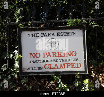 Kein Parkplatz Rad spannen Warnschild auf Parkgrundstück, Nottingham, England, Großbritannien Stockfoto