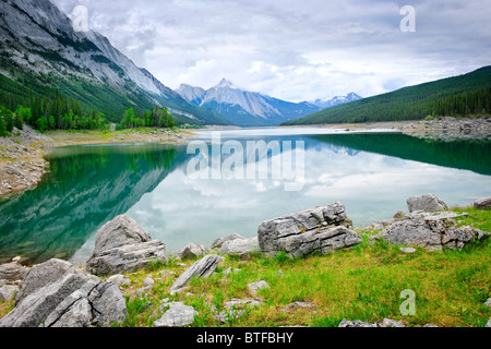 Berge im Medicine Lake im Jasper Nationalpark, Kanada Stockfoto