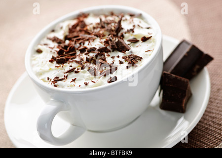 Tasse heißen Kakao mit rasierte Schokolade und Schlagsahne Stockfoto
