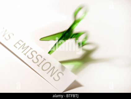 Emission Reduzierung Konzept grüne Schere schneiden Emissionen Grafik darstellen. Stockfoto