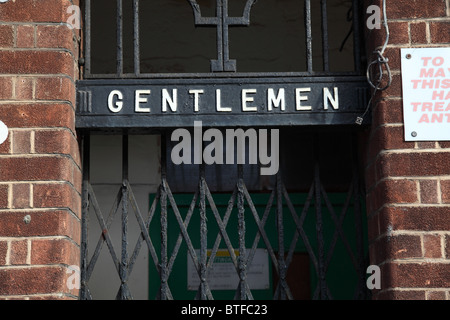 Eine geschlossene öffentliche Toilette in einer Stadt, U.K. Stockfoto