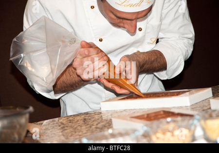 Ein Chef gießt Schokolade in Schalen zu Lindt Schokolade, "Salon du Schokolade", Paris, Frankreich Stockfoto