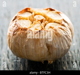 Nahaufnahme von frisch geröstetem Knoblauchzwiebel Stockfoto