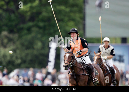 Rock star Kenney Jones spielt in einem Polospiel auf sein eigenes Polo Grounds, Hurtwood Park, Surrey Stockfoto