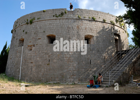 Eine schöne Aussicht auf das Fort Royal der Insel Lokrum. Die französische Armee begann mit dem Bau der Festung unmittelbar nach... Stockfoto