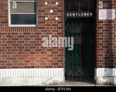 Eine geschlossene öffentliche Toilette in einer Stadt, U.K. Stockfoto