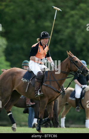 Rock star Kenney Jones spielt im Polospiel auf seinem Polo Grounds, Hurtwood Park in Surrey, Großbritannien Stockfoto