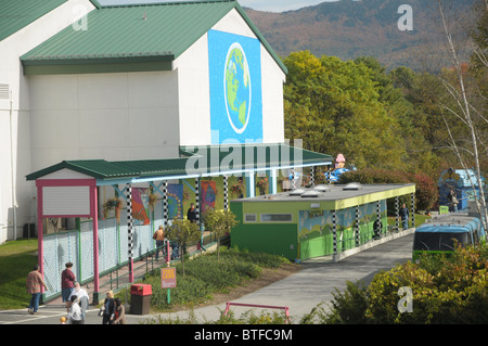 Touristen betreten Ben & Jerrys Eiscreme Werk Eingang. Stockfoto