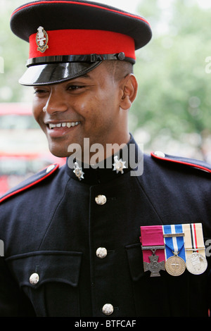 Private Johnson Beharry mit Victoria Cross VC-Medaille für Tapferkeit in der Westminster Abbey, London Stockfoto