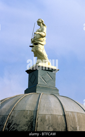 Bungay, Suffolk, Statue of Justice, Buttermarkt Cross England UK englische Städte Märkte kreuzt Statuen Stockfoto