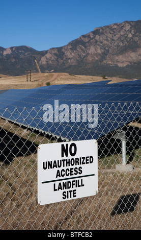 Solarpark auf der ehemaligen Mülldeponie gebaut Stockfoto