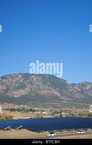 Solarpark auf der ehemaligen Mülldeponie gebaut Stockfoto