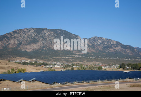 Solarpark auf der ehemaligen Mülldeponie gebaut Stockfoto