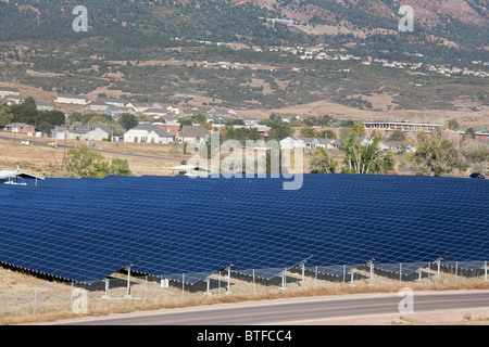 Solarpark auf der ehemaligen Mülldeponie gebaut Stockfoto