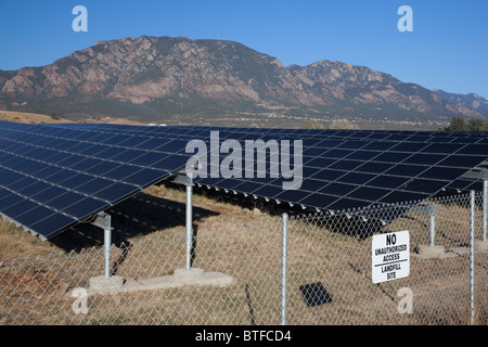 Solarpark auf der ehemaligen Mülldeponie gebaut Stockfoto