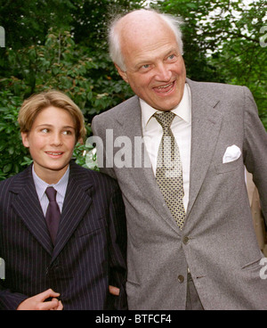 Sir James Goldsmith, Jimmy Goldsmith, mit seinem Sohn (Benjamin?) Ankunft auf David Frost Party in Carlyle Square, London, UK Stockfoto